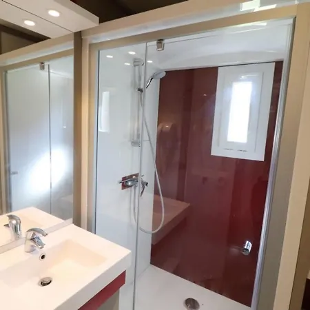 Chalet Moderne Au Bord De L'eau Avec Terrasse, Proche Activites Et Commerces - Fr-1-742-342