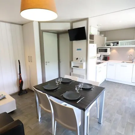 Chalet Moderne Au Bord De L'eau Avec Terrasse, Proche Activites Et Commerces - Fr-1-742-342 * Le Rouget