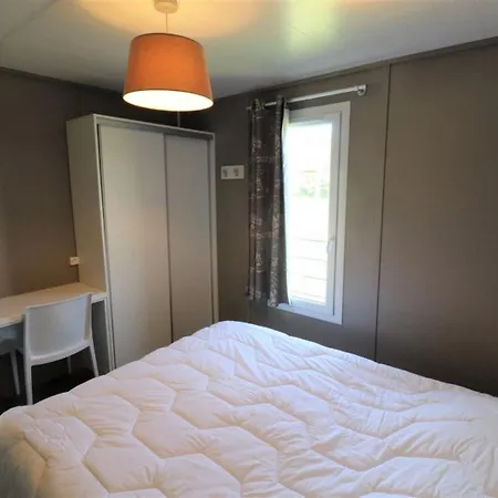 Chalet Moderne Au Bord De L'eau Avec Terrasse, Proche Activites Et Commerces - Fr-1-742-342 * Le Rouget